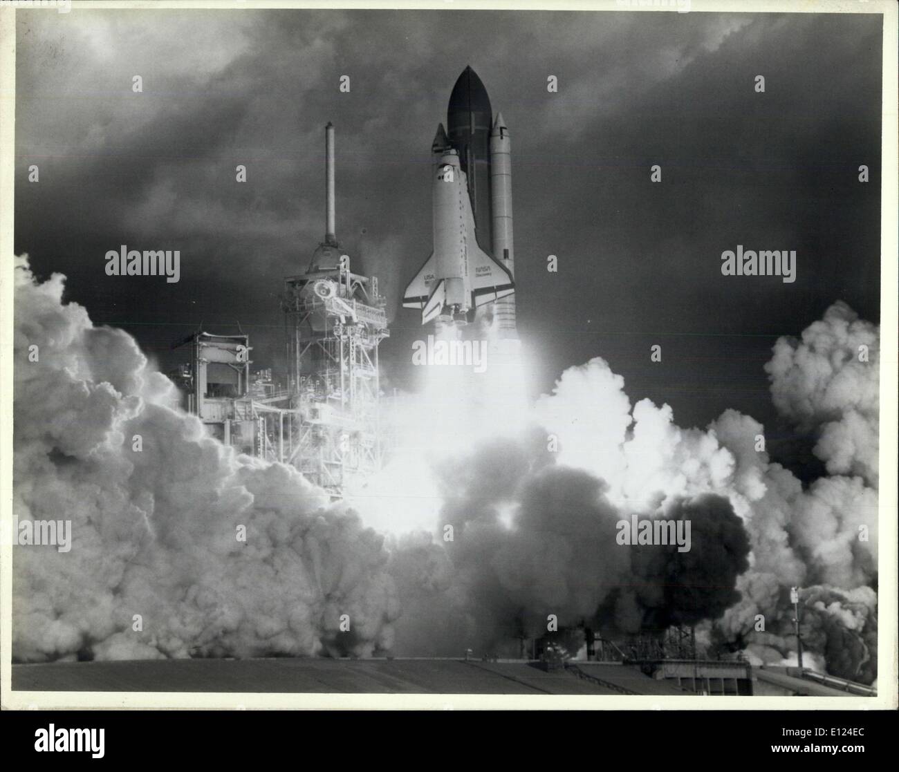 8. November 1984 - Entdeckung Liftoff: Kennedy Space Center, Florida 8. November 1984... abhebt Space Shuttle Discovery mit fünf Astronauten an Bord von komplexen 39A. Mit einem sehr ehrgeizigen Flugplan zwei Kommunikationssatelliten bereitstellen und Abrufen von zwei Satelliten aus unsachgemäßer Umlaufbahnen, die gestartet wurden, aus dem Shuttle im Februar. Stockfoto