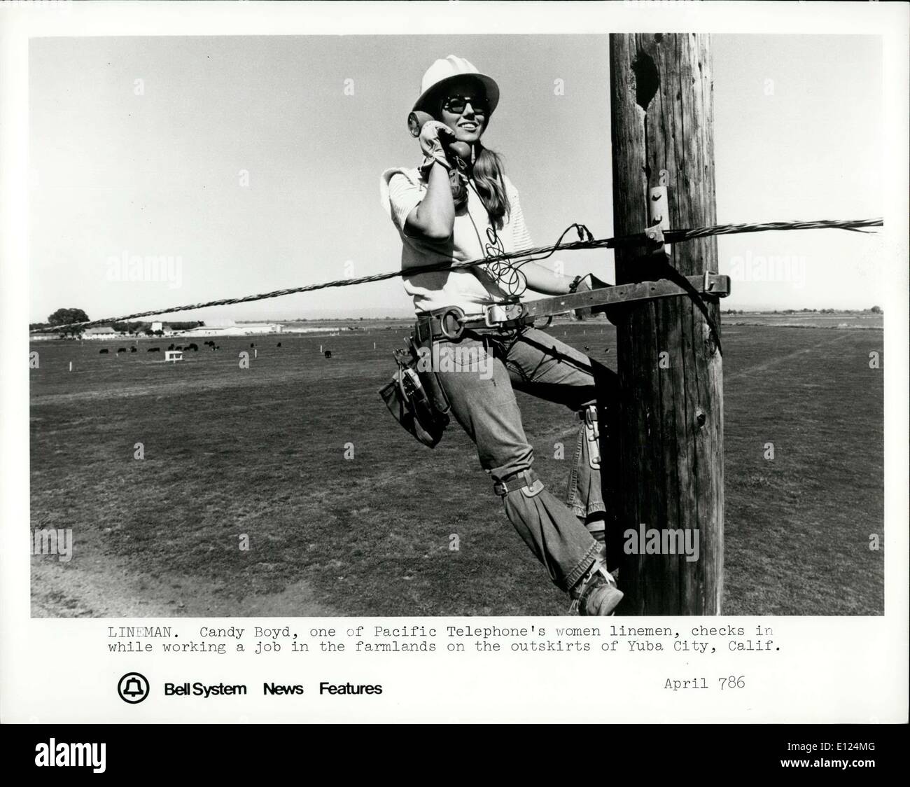 7. April 1986 - Lineman. Candy Boyd, einer der Pacific Telefon Frauen Linemen, checkt während der Arbeit eines Job in das Ackerland am Stadtrand von Yuba Stadt, Kalifornien Stockfoto