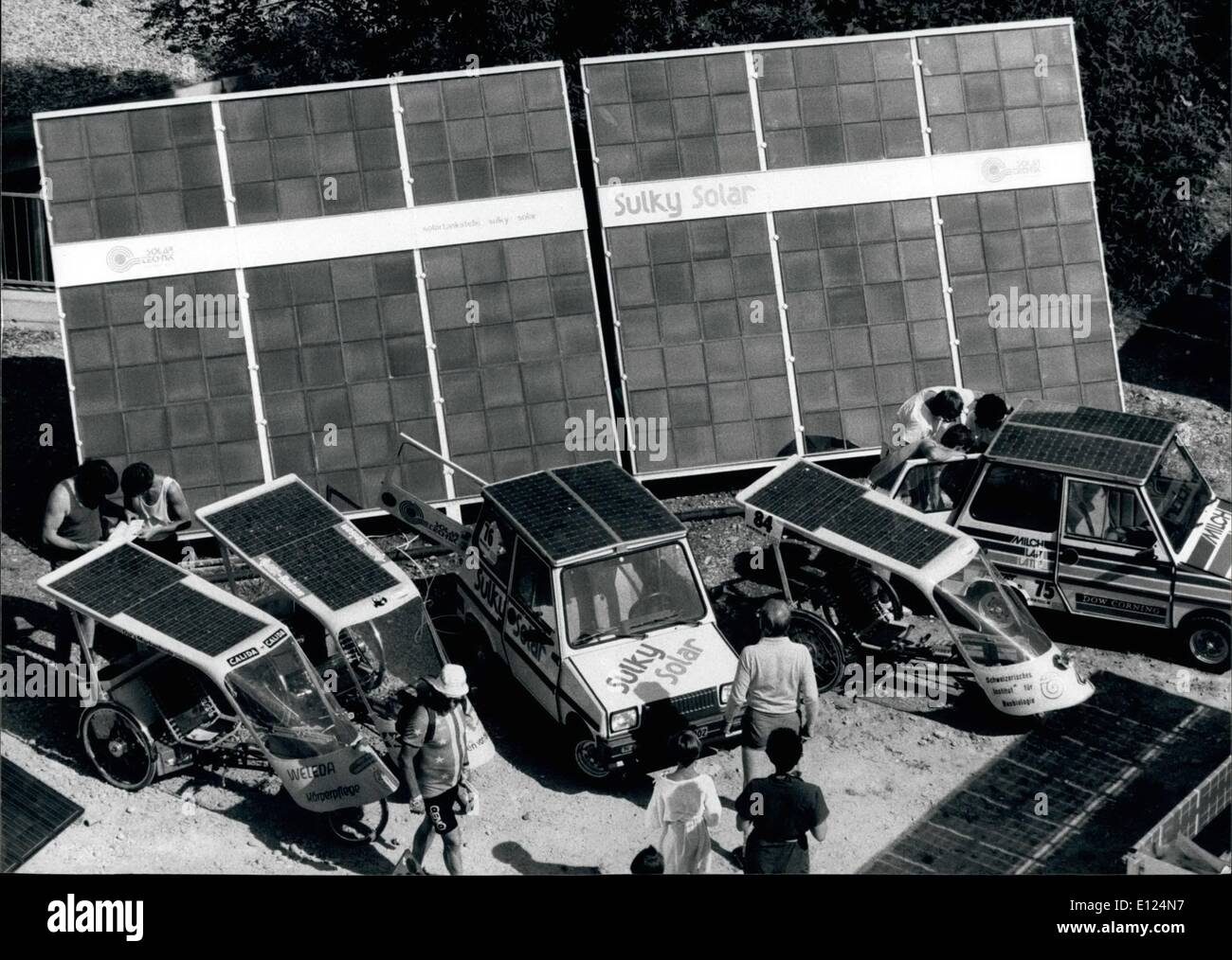 6. Juni 1986 - Solarkraftwerk einige der 70 solar angetriebene Fahrzeuge, die Teilnahme an den ersten internationalen solar Fahrzeug Weltmeisterschaftskampf, die Tour de Sol gelten hier und laden ihre Batterien bei einer Photovoltaik-Anlage während des Rennens am Dienstag 24. Juni. Stockfoto