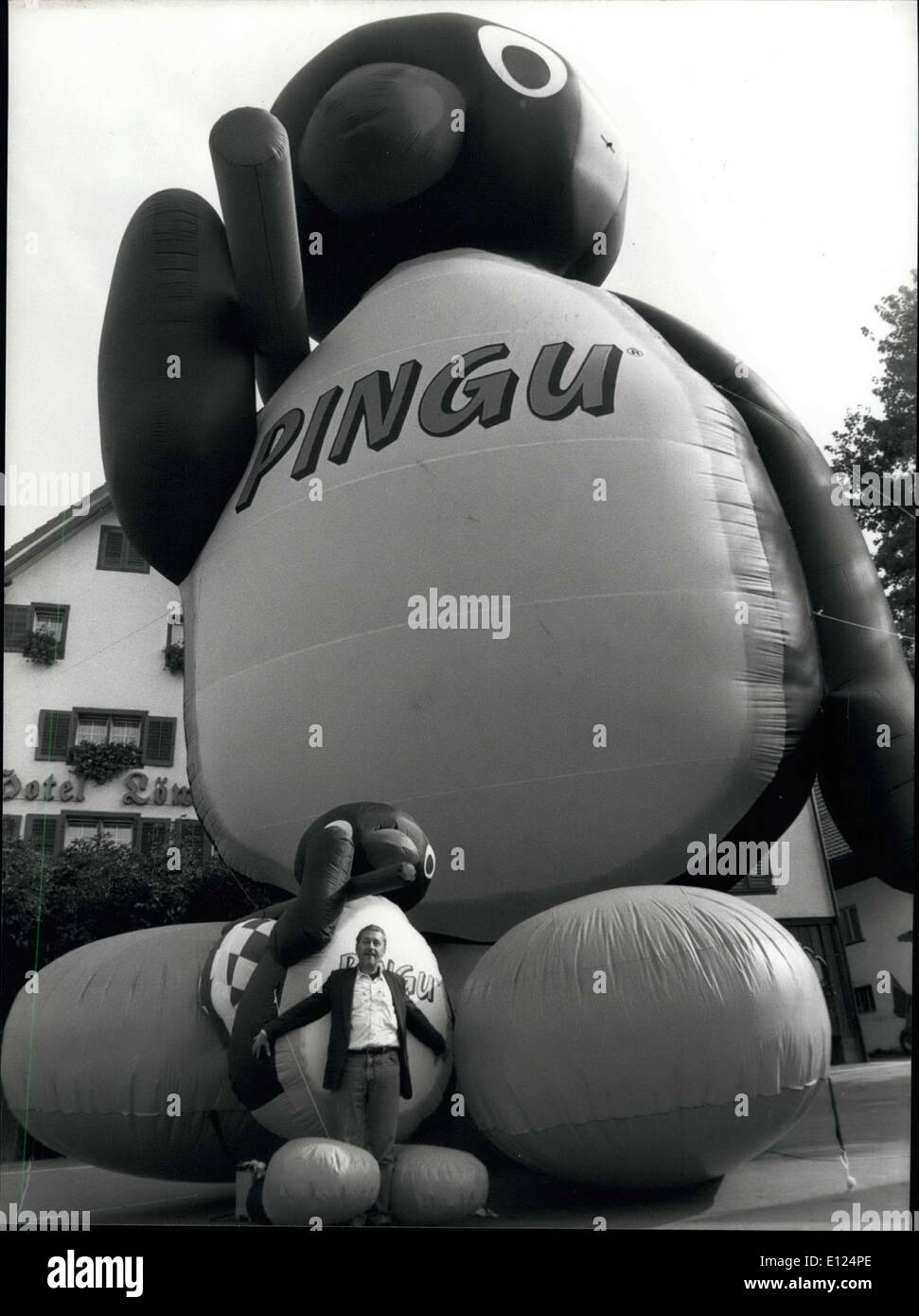 Sept. 18, 1990 - die weltweit größte Pinguin.: Es dauerte sechs Minuten zu sprengen, der Welt größte Pinguin. Er ist der neue Schweizer TV-Star in einem Trick-Filmreihe beginnt in diesen Tagen im Schweizer Fernsehen &gt; Stockfoto