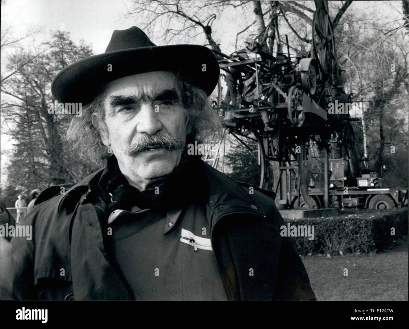 2. Februar 1991 - Schweizer Bildhauer Jean Tinguely starb: Datei Foto 1990 des Schweizer Scuptor Jean Tinguely vor einem seiner Werke "Heureka". Jean Tinguely, war einer der ersten Bewegung in Skulptur, gestorben 30. August im Alter von 66, der eine zerebrale Haemorrage im Spital in Bern. Stockfoto