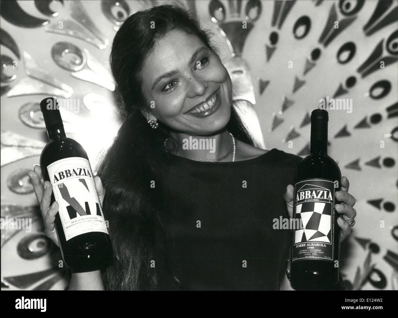 2. Februar 1991 - süsser als Wein: italienische Singaporean Ornella Muti präsentiert den Wein des eigenen Weinberg des Alto Monferrato (Italien) in Lugano, Februar 25. '' Dolceto d'Ovado'' soll so süß wie Ornella Muti selbst sein. Stockfoto