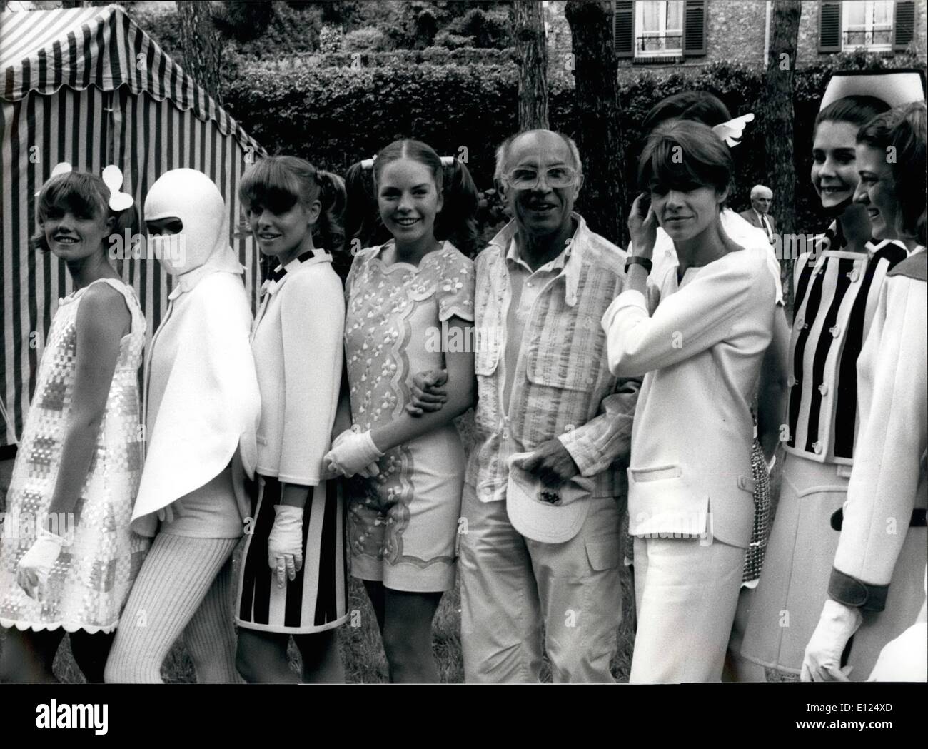 6. Juni 1986 - Welt berühmte Juwel-Unternehmen Cartier hat am Freitag in der Nähe von Paris eine große Ausstellung mit dem Titel "The Sixties". Auf einem Platz in Jovy-En-Josas gehört zu den Cartier '' Stiftung für zeitgenössische Kunst '' zu Themen wie Kunst, Musik, Mode bis zu täglichen Leben, die charakteristisch für die Dekade der sechziger Jahre waren im Besitz, älteren Menschen sollten in der Lage sein zur Auffrischung der Erinnerung an diese spannende Zeit, während die jüngeren bekommen sollte, eine Idee, was passiert in diesen Zeiten Stockfoto