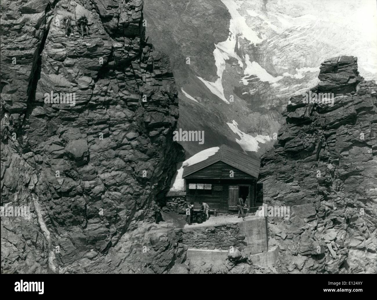 7. Juli 1986 - A Kamera von 100 kg auf dem Matterhorn-Gipfel: japanische Kamera-Hersteller Nikon hatte eine spektakuläre Idee des 25-jährigen Jubiläums der Schweizer Niederlassung. Eine große f-3 Kamera, die wiegt 100 kg auf den bekanntesten Schweizer Berg-Matterhron in der Nähe von Winter und Sommer Sport geflogen wurde Zermatt installiert werden, neben der Solvay Berghütte auf 4000 m über Meereshöhe zurückgreifen. Wer, dort aufsteigt kann sich vor dem schönsten Panorama des Monte Rosa, Liskamm Berg, Mischabelgruppe und Gornergrat fotografieren Stockfoto