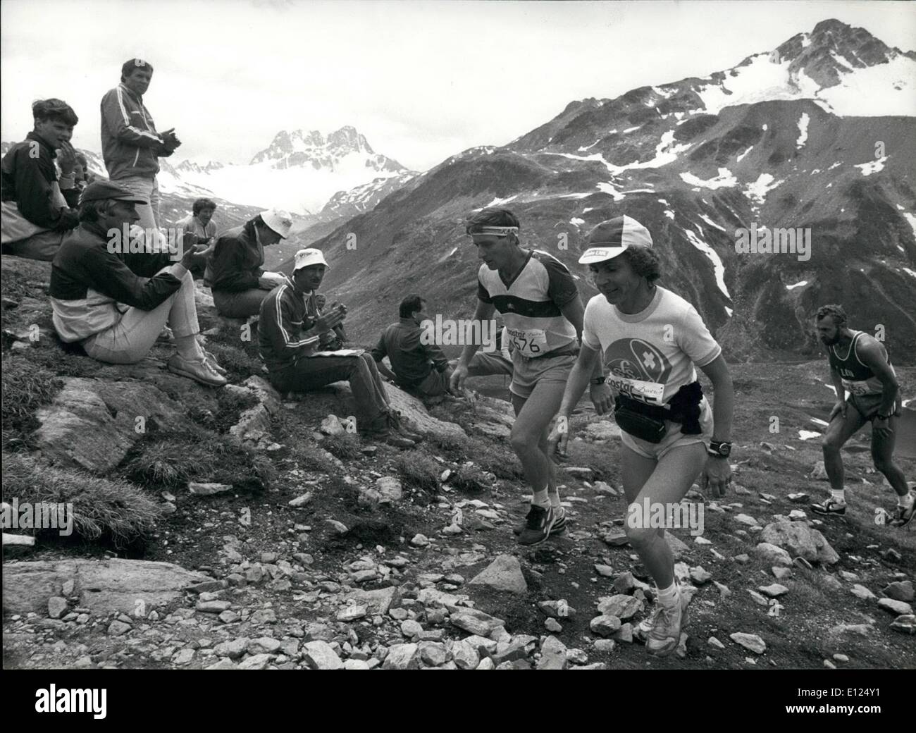 7. Juli 1986 - erste Schweizer Alpin-Marathon. Neue Konkurrenz für Eisen-Mann oder -Frau in den Schweizer Bergen: '' Swiss Alpin Marathon", zum ersten Mal am 27. Juli in Davos statt. Mehr als 1000 Personen nahmen das Rennen über 67 Kilometer mit einem Höhenunterschied von insgesamt Höhe von 2400 Metern. Unser Bild zeigt: erschöpft Koch auf dem höchsten Punkt, dem Sertig Pass (2740m) Stockfoto