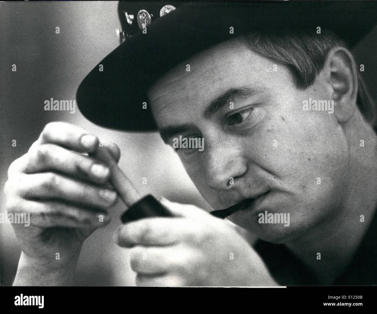 10. Oktober 1986 - Weltmeisterschaft im Pfeife-rauchen: mit nur 3 Gramm Tabak-Raucher langsam konnte Hans Ingold aus Basel während 3 Stunden, 5 Minuten, 31 Sekunden zu rauchen. Diese Leistung wurde er Weltmeister beim Wettbewerb für die langsamste Räuchermann, zum 6. Mal im Concert0-Hll Hall von Olten in Norwest Schweiz am Oktober statt. Stockfoto