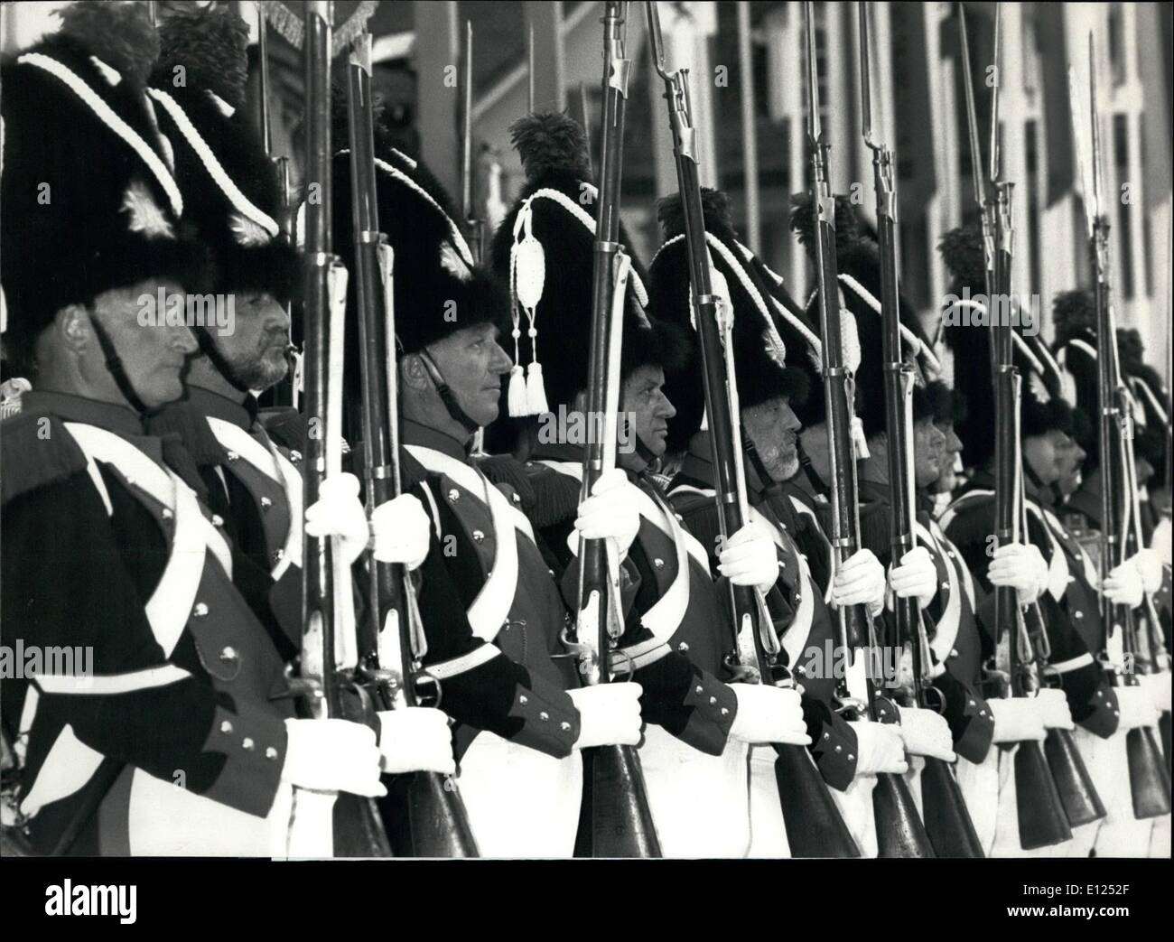 3. März 1991 - 700-Jahr-Feier der Schweiz: Schweiz feierte den Nationalfeiertag zu Ehren des 700. Geburtstag der Schweizerischen Eidgenossenschaft am 1. August. Mehrere große Veranstaltungen fanden überall im Land. Foto zeigt, dass Scharfschützen aus Genf stehen Aufmerksamkeit in ihren historischen Kleidern während das wichtigste fest in Schwyz, mitten in der Schweiz sind. Stockfoto