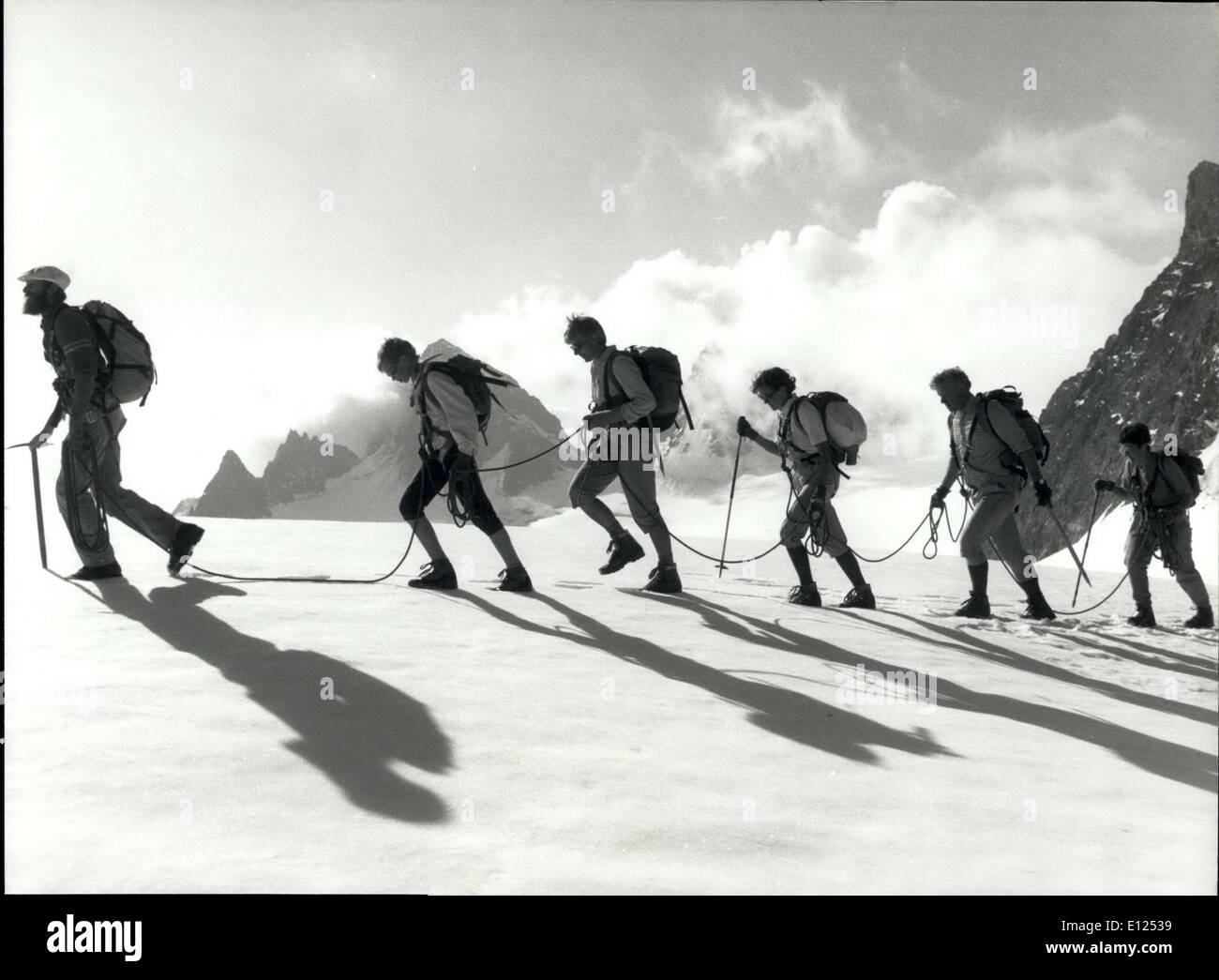 8. Mai 1991 - Alpine Expedition für Touristen: Touristen gehen über ein Schneefeld im östlichen Teil von den Schweizer Alpen, die von einem speziellen Bergführer, 05. August durchgeführt. Das Fremdenverkehrsamt von Klosters, in der Nähe von Davos, bietet dieser Sommer-Berg-Expeditionen an alle interessierten in den hohen Regionen der Schweizer Alpen zu entdecken. Stockfoto