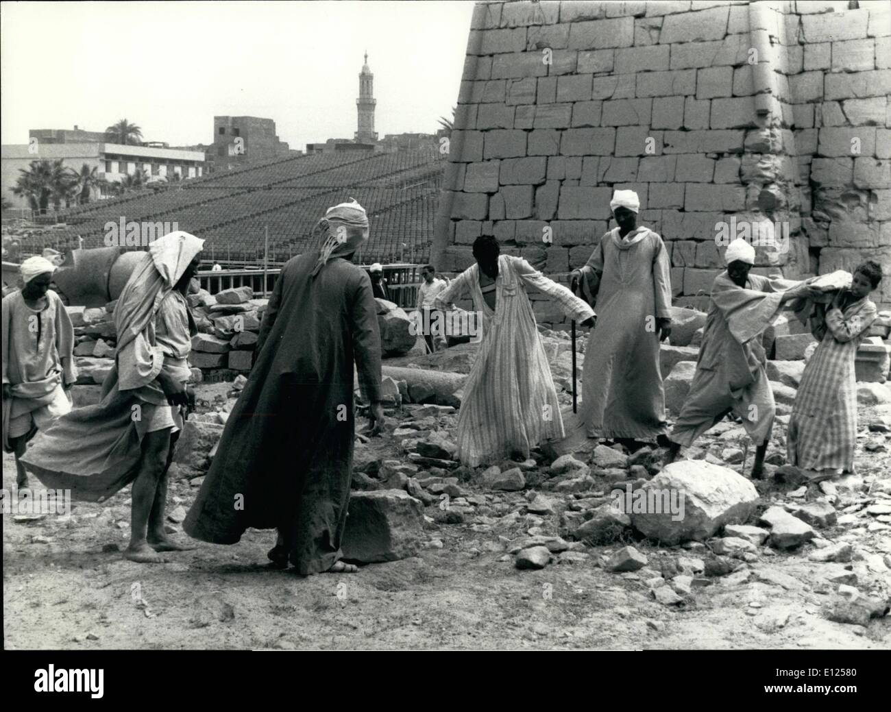 3. März 1987 - Aida Leistung in Luxor; Für die erste in hundert Jahren wird Guiseppe Verdis berühmten Oper "Aida" unter den Ruinen in Ägypten durchgeführt. Im Jahr 1870 hatte der Vizekönig von Ägypten, dieses Meisterwerk zur Feier der Eröffnung des Suez-Kanals bestellt. Es wurde am 24. Dezember 1871 vor den Pyramiden uraufgeführt. die neue Leistung wird vor dem Amun-Tempel in der Mitte des heutigen Luxor stattfinden. Das Foto zeigt. Eingeborenen bereitet die Bühne für den auftritt, im Hintergrund die Tribünen. Stockfoto