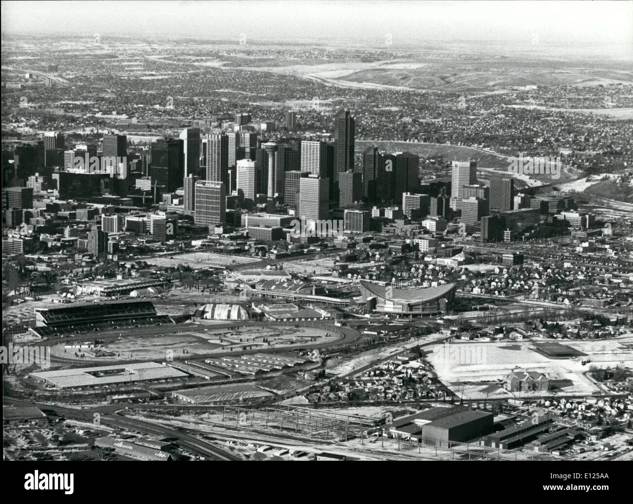 2. Februar 1988 - Foto zeigt die Stadt von Calgary: Legen Sie auf der rechten Seite die "Olympic Saddledome'' wo Eishockey und Eiskunstlauf-Wettbewerbe werden werden. '' Saddeldome'' wurde 1983 erbaut und fasst 19.000 Zuschauer. Stockfoto