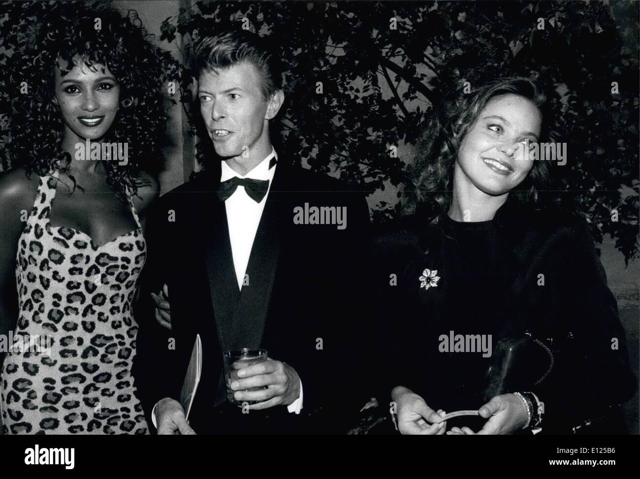 Sept. 09, 1991 - Iman, David und Ornella: während der Präsentation des Films "Anima Mundi", gesponsert von Bulgari in Paris, dort zeigte sich die britische Rock-Star David Bowie (M) mit seiner Freundin Iman (l.) und der Schauspielerin Ornella Mutti (R. Stockfoto