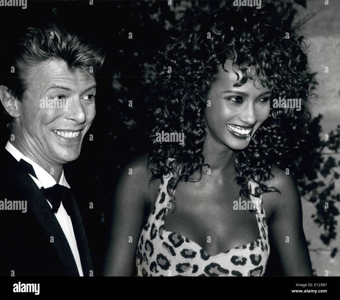 Sept. 09, 1991 - David Bowie mit Iman: die britische Rock-Star David Bowie zeigte sich in Paris mit seiner Freundin, das berühmte Modell '' Iman'' während der Präsentation des Films "Anima Mundi'' gesponsert von Paolo Bulgari. Stockfoto