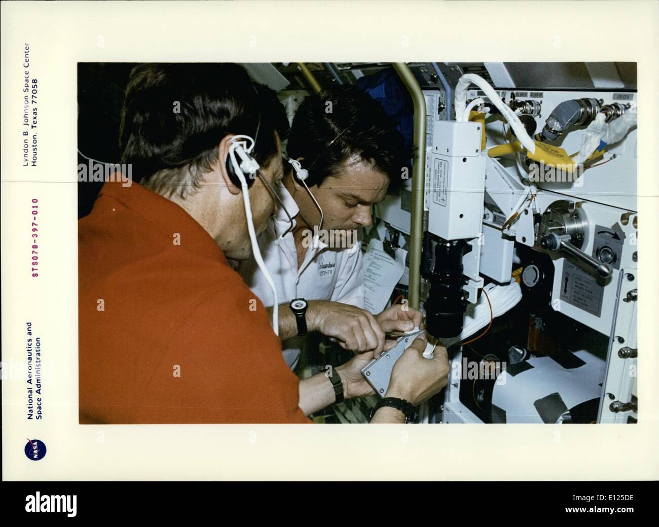 6. Juni 1996 - Johnson Space Center, Houston, Texas: STS-78 an Bord Ansicht: Nutzlastspezialisten Jean-Jacques Favier, Reepresentating der französischen Agentur (CNES) und Kevin R. Kregel, pilot, Astronaut führen eine erfolgreiche Inflight Maintence (IFM) auf die Blase fallen Particke Einheit (BDPU). Die lFM-Technik erfolgte zunächst auf dem Boden am Marshall Space Flight Center (MSFC) durch Altemate Nutzlastspezialisten Pedro Duque o (European Space Agency (ESA) mit dem Verfahren wird auf Video aufgezeichnet und Uplink der Besatzung des Space Shuttle Columbia um die Reparatur zu unterstützen. Stockfoto