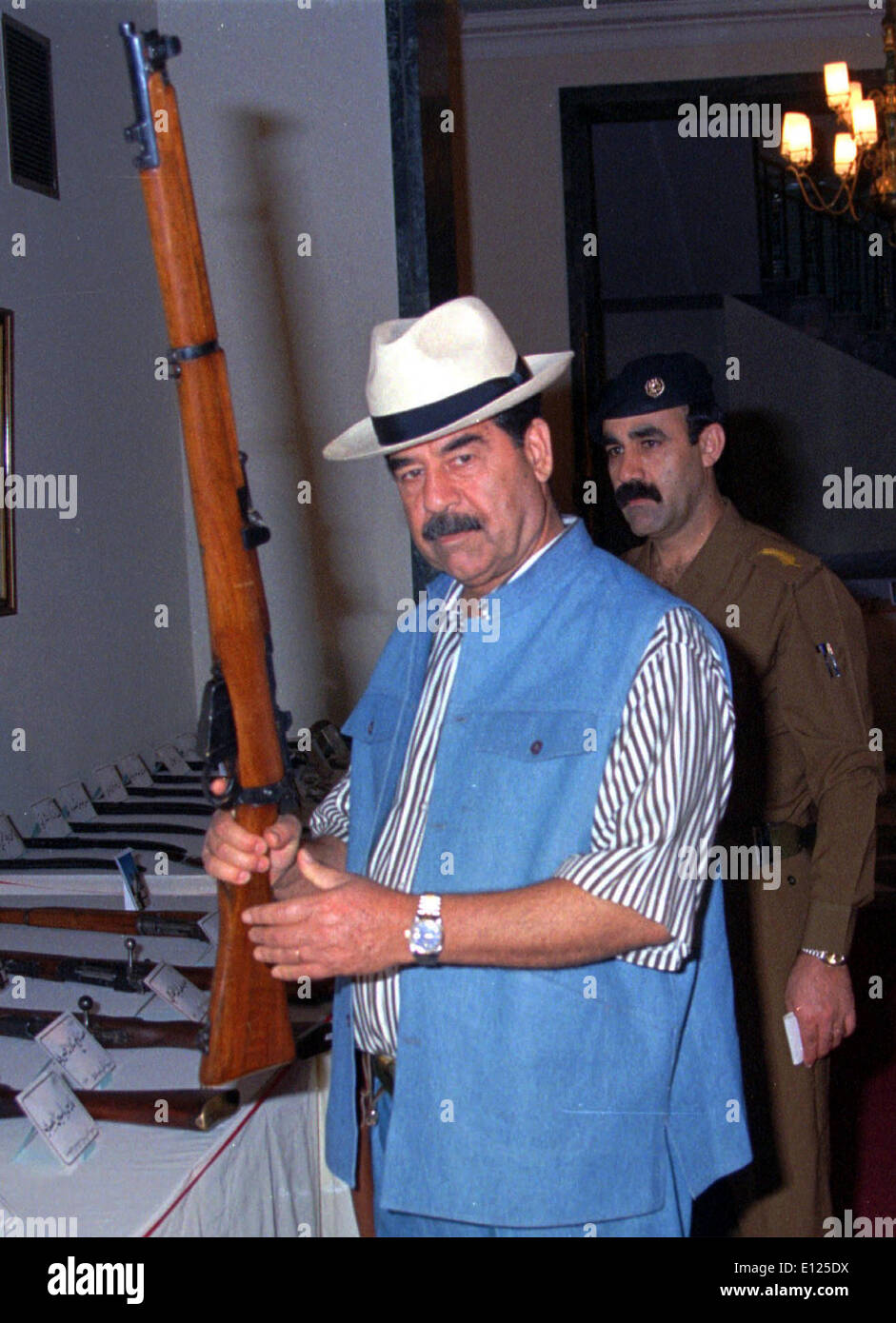 Irakischen Diktator SADDAM HUSSEIN besitzt eine Gewehr während seiner Tour von Geschenken, 2. anlässlich seiner Wiederwahl als Präsident Stockfoto