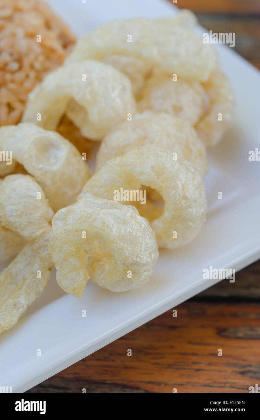 Nahaufnahme von knusprig gebratenem Schweinefleischfett auch bekannt als chicharon Stockfoto