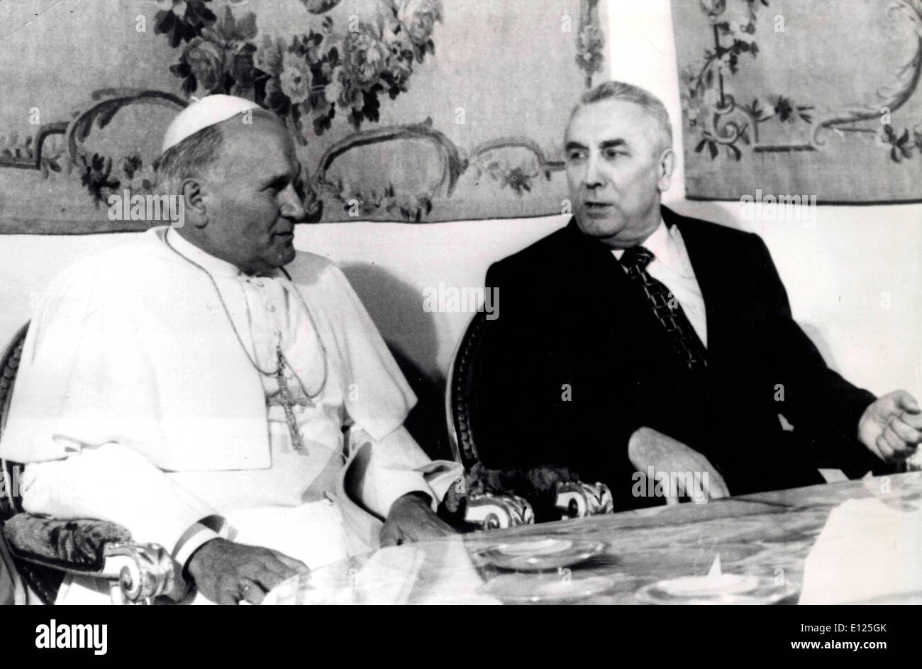 18. August 2004; Warschau, Polen; (Datei Foto. Unbekanntes Datum) Papst Johannes PAUL II besucht mit EDWARD GIEREK... Stockfoto