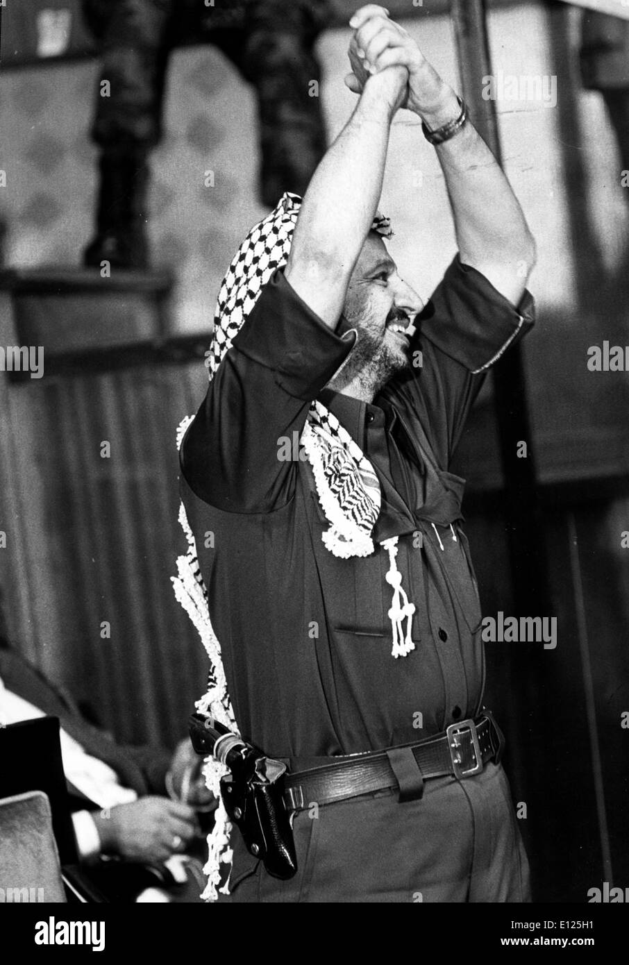 11. November 2004; Paris, Frankreich, USA; Yasser Arafat, der triumphierend im Rampenlicht der Welt seines Volkes Notlage gezwungen, aber versäumt, seine lebenslange Suche nach palästinensischen Staatlichkeit zu erreichen, starb heute im Alter von 75 in einem Krankenhaus außerhalb von Paris. Im Bild: 27. Oktober 2004; Kampala, UGANDA; (Datei Foto. Unbekanntes Datum) YASSER ARAFAT anerkennt Applaus nach seiner Ansprache an die afrikanischen Staatschefs. (Bild Kredit: KEYSTONE Bilder USA/ZUMAPRESS.com) Stockfoto
