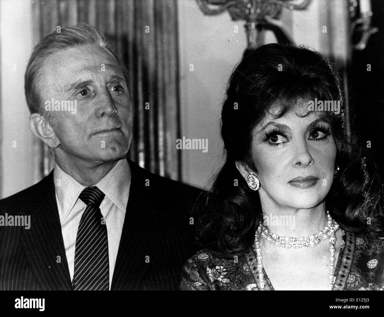 4. Januar 2005; Paris, Frankreich; (Datei Foto. Unbekanntes Datum) amerikanischen Schauspielers KIRK DOUGLAS und italienische Schauspielerin GINA LOLLOBRIGIDA bei einem Empfang durch französische Minister für Kultur Jack Lang in Paris... (Bild Kredit: KEYSTONE Bilder USA/ZUMAPRESS.com) Stockfoto