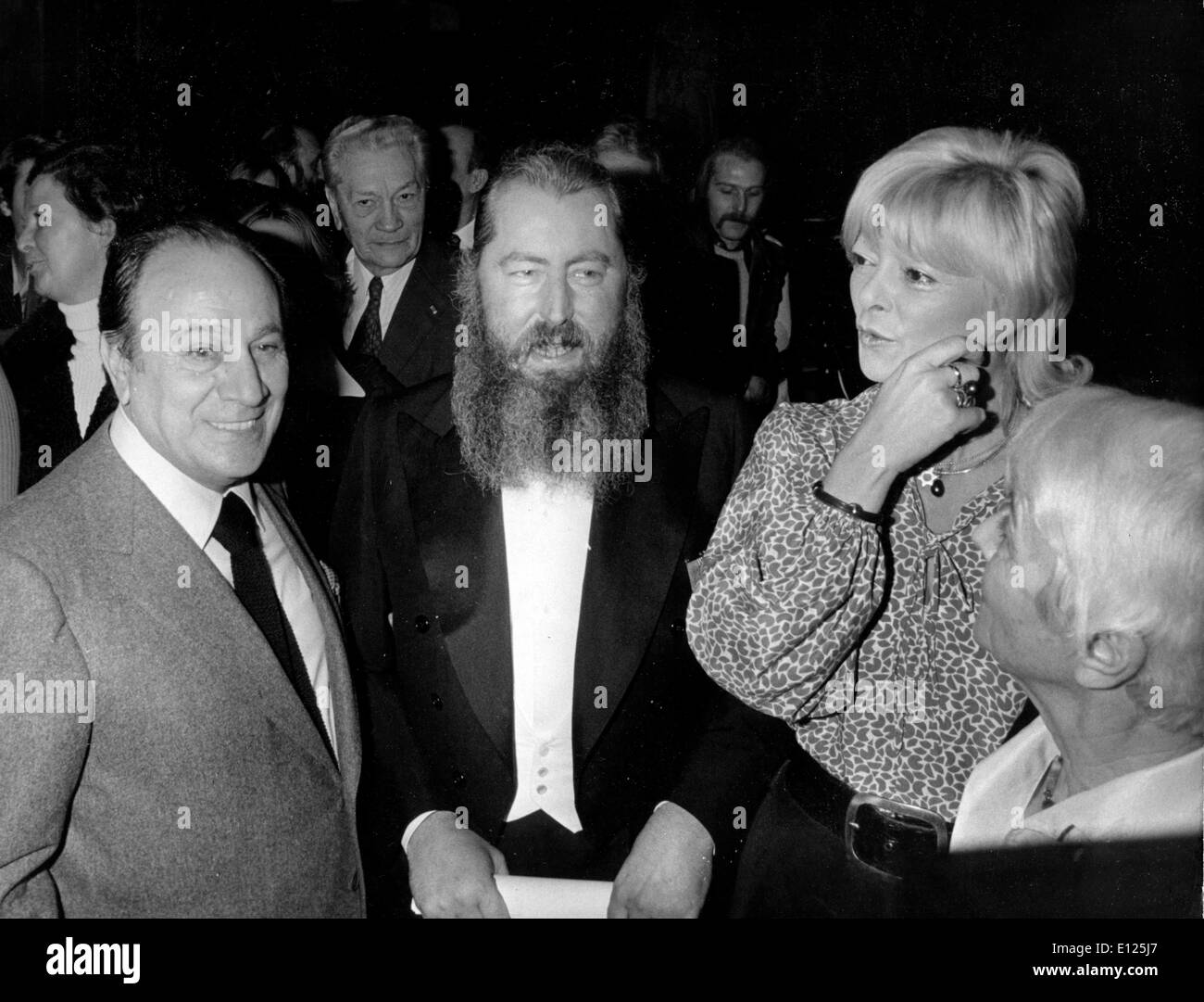 4. Januar 2005; Paris, Frankreich; (Datei Foto. Datum unbekannt) französischer Maler BERNARD BUFFET geben Sie) mit seiner Frau ANABELLE und Sänger Stockfoto