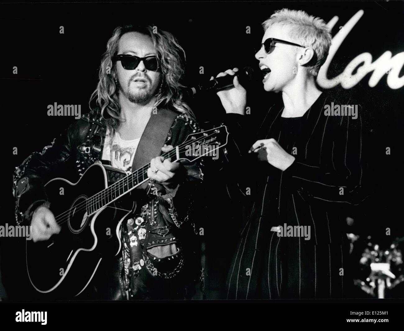5. Mai 1988 - Eurthmics in Montreux: Annie Lennox und Dave Stewart von Eurythmics bei ihrem Auftritt beim Montreux letzte Woche. Stockfoto