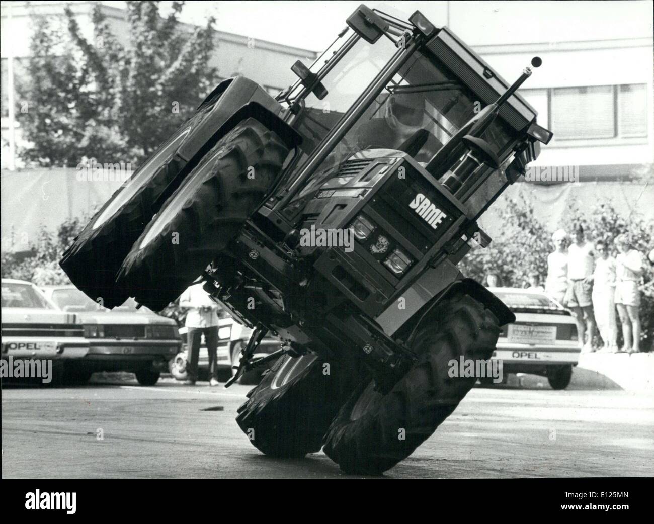 23. August 1988 - extravagante Traktor-Fahrstil: am Sonntag, den 14. August  eine Monster-Truck-Show in Zurich(Switzerland) produziert wurde. Foto zeigt  einen der Künstler der Show fahren, ein Traktor in einem extravaganten  Stil, die