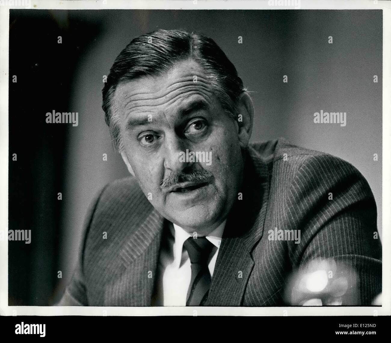 12. Dezember 1988 - United Nations in New York City: südafrikanische Foreign Minister Roelof (Pik) Frederik Botha hielt eine Pressekonferenz heute Nachmittag nach der Unterzeichnung der namibischen Friedensabkommen heute Morgen. Foto zeigt Herr Botha während der Pressekonferenz. Stockfoto