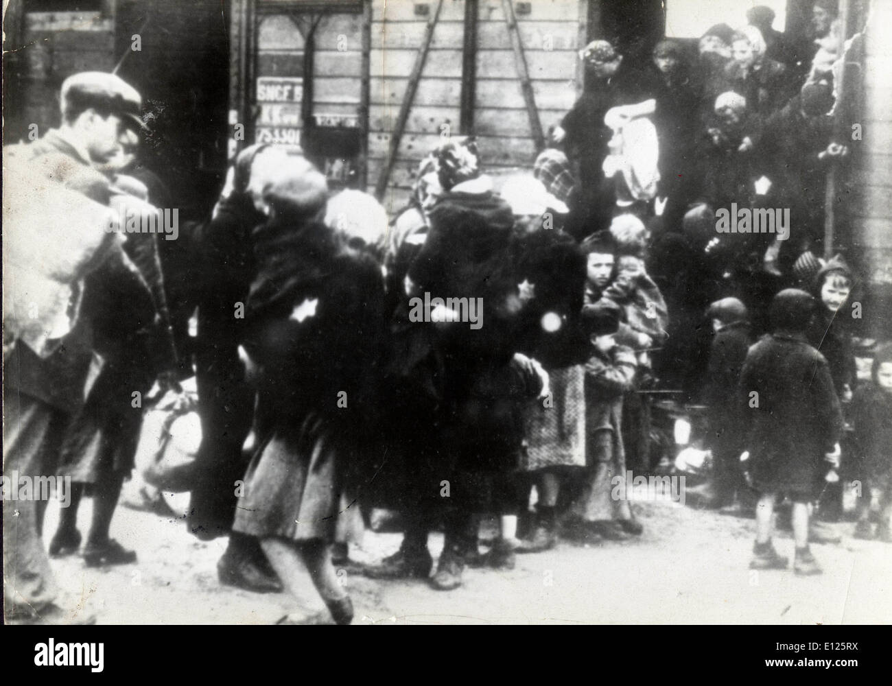 24. Januar 2005; Auschwitz, Polen; Datei-Foto. Bisher unbekannte Frauen und Kinder, die Ankunft in Auschwitz KZ duri Stockfoto