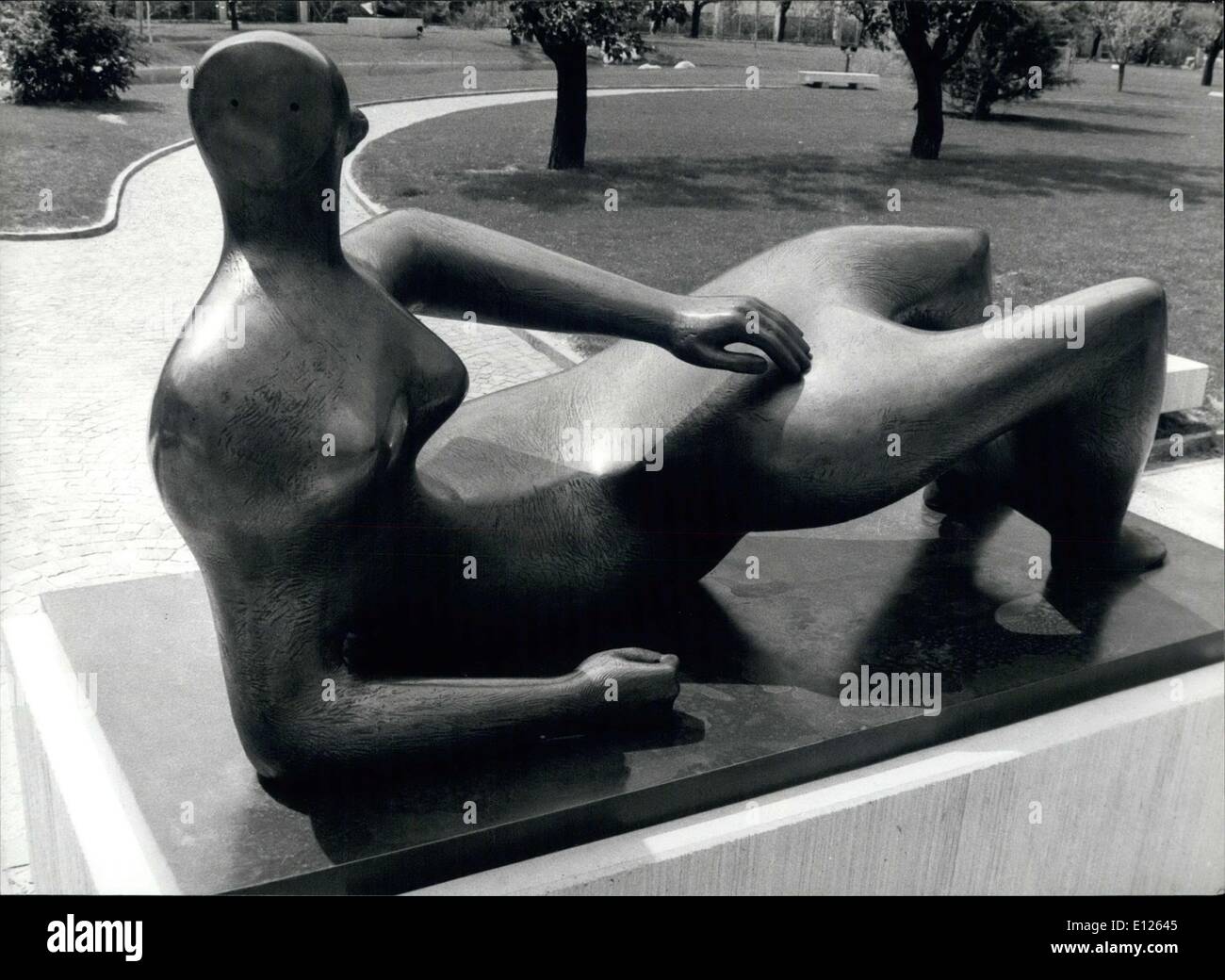 28. Mai 1989 - Henry Moore Ausstellung In Martigny: Eine große Retrospektive mit 57 Skulpturen, 76 Zeichnungen und 60 Stiche des britischen Bildhauern, die Henry Moore in Martigny/Schweiz stattfindet. Die Ausstellung wird bis November zu sehen. Das Foto zeigt Moores '' liegende Figur '' im Jahr 1982, in der neue Skulpturengarten der Fondation Gianadda in Martigny. Stockfoto