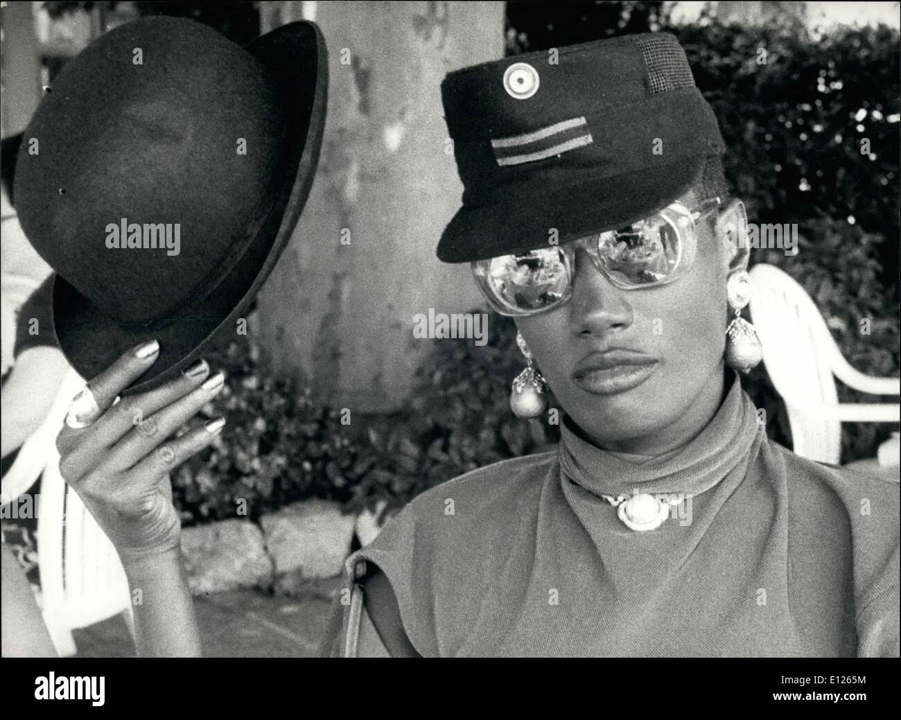 8. August 1989 - Festival of Comedy - Filme in Vevey: das neunte internationale Festival der Komödie Filme in Vevey wurde heuer mit Chaplins "moderne Zeiten" begonnen. Abgesehen von einem Wettbewerb mit Filmen aus der ganzen Welt wird die Welt Vevey-Festivla eine Retrospektive gewidmet Chaplin mit 82 Filme zeigen. Foto zeigt (Grace Jones), die Mitglied der Jury ist Charlies typischen Hut vom Kopf hebt. Stockfoto