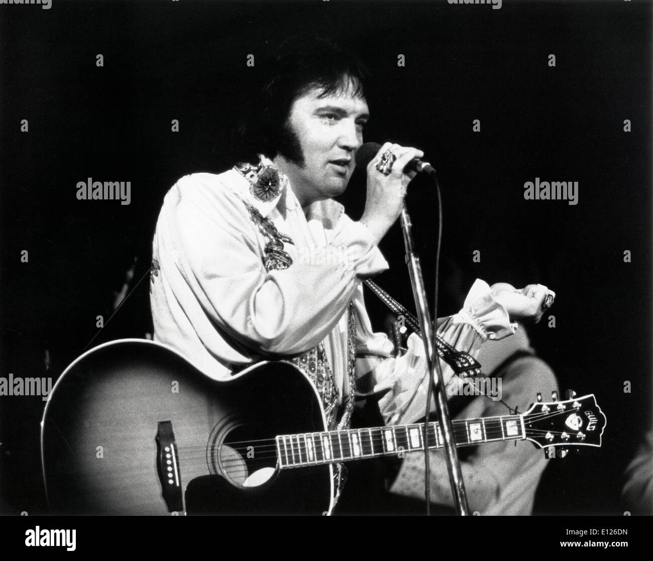 Las Vegas, Nevada, US - Sänger ELVIS PRESLEY aka "The King" spielt live in Las Vegas.UMAP Stockfoto Las Vegas, Nevada, US - Sänger ELVIS PRESLEY aka "The King" spielt live in Las Vegas.UMAP Stockfoto