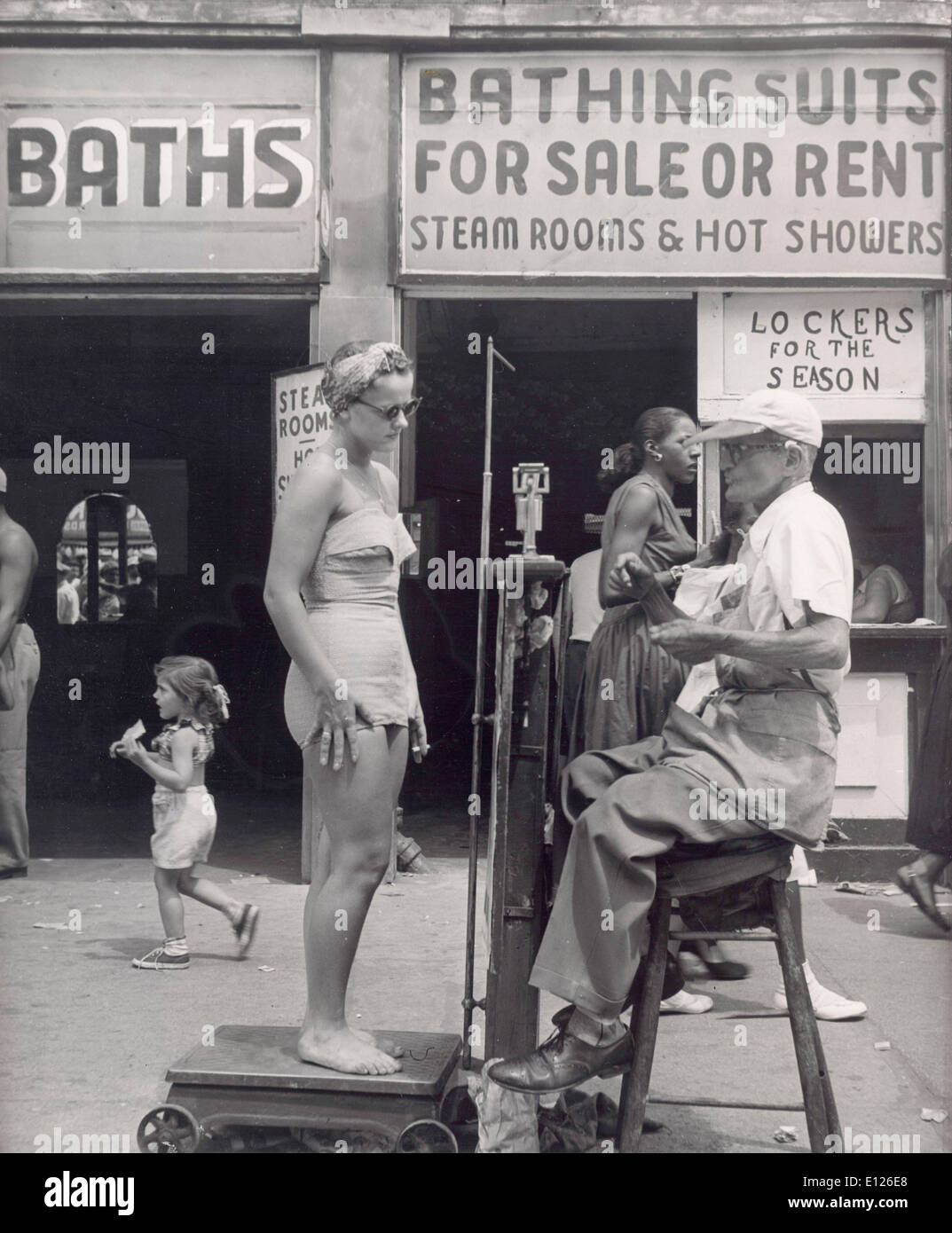 19. November 2007 - New York, New York, USA - Coney Island Kaufmann wiegt Gilr im bikini Stockfoto