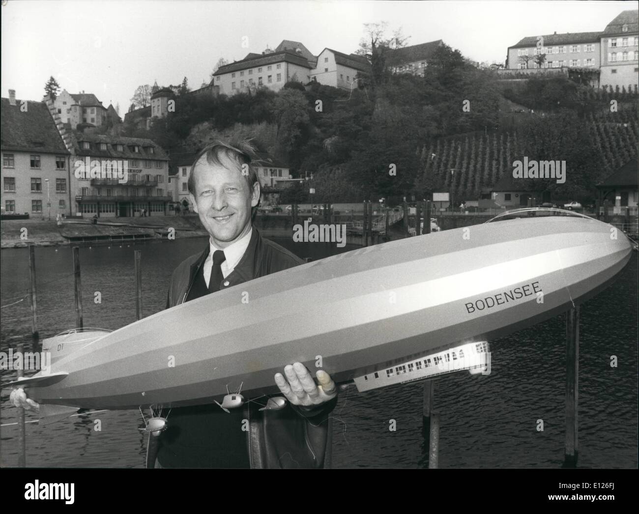 12. Dezember 1989 - Planung das größte Luftschiff aller Zeiten: Heinz, eine leidenschaftliche private Airshipcollector ist der Bau der weltweit größten '' Zeppelin'' Stadtplanung. Das Luftschiff mit einem Fassungsvermögen von mehr als 100 Passagiere wird mit Solarenergie ausgestattet werden und wird voraussichtlich 120 Meter messen. Seinem Heimathafen werden Friedrichshafen, die Wiege der traditionellen Luftschiff "Zeppelin". Das Foto zeigt. Heinz Urban mit seiner Airshipmodel. Stockfoto