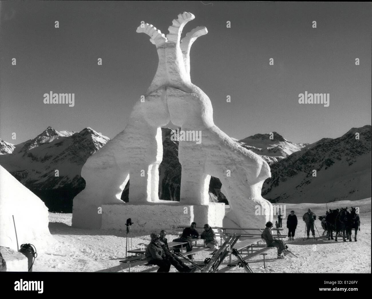 1. Januar 1990 - stolz Gebirgstiere machen stolz Denkmäler aus Eis: zwei enorme Steinböcke front einander im Mock-Kampf auf dem Carmenna-Berg in der Nähe von Arosa in der Südostschweiz. Sie sind das Werk des Schweizer Künstlers Jürg Jenny, die sie aus einem riesigen Block aus Eis geformt. Stockfoto
