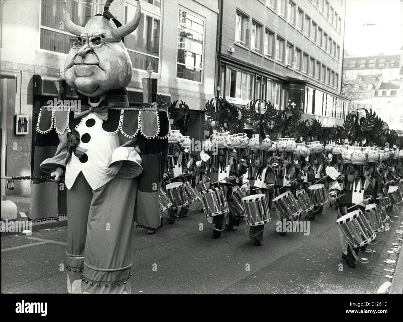 3. März 1990 - Karneval Basel: Schlagzeuger der "Alti Stainlemer Clique'' band Parade durch die Straßen von Basel/Schweiz März 5 als Teil des traditionellen dreitägigen jährlichen Karnevals in den frühen Morgenstunden beginnen. Major der Schlagzeuger ist eine Figur vertritt der deutsche Bundeskanzler Helmut Kohl. Stockfoto