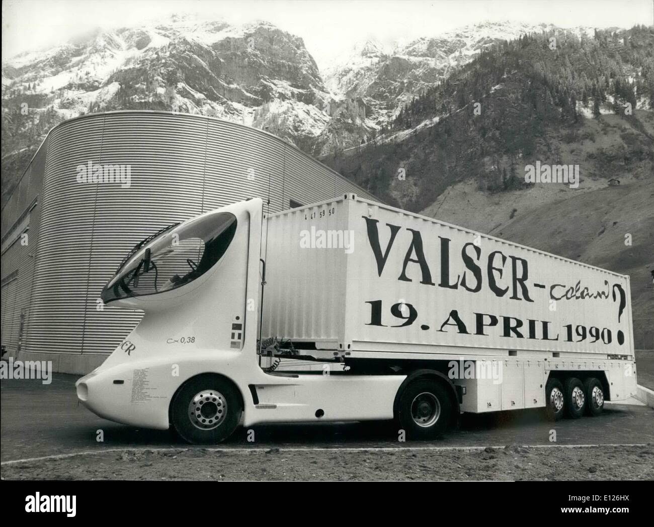 4. April 1990 - Lust auf Design für eine Flasche.: Star-Designer Luigi Collani ist verantwortlich für die neue '' funktionale '' Flasche für eine Pflanze, die Abfüllung von Mineralwasser in Vals (Schweiz) entwickelt. THR-Flasche ist hauptsächlich wegen einer Delle in seiner Oberfläche. Wie eine neu gestaltete Flasche geeigneten Transport verdient, hat die Pflanze auch einen Valser-Colliant-LKW speziell konstruiert für ihr neuestes Produkt. Stockfoto