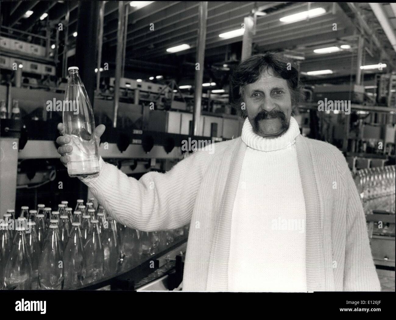 20. April 1990 - schickes Design für A Bottle: Star-Designer Luigi Collani ist verantwortlich für die neue '' funktionale '' Flasche für eine Pflanze, die Abfüllung von Mineralwasser in Vals (Schweiz) entwickelt. Die Flasche - hier dargestellt durch den Künstler selbst in Vals - ist hauptsächlich wegen einer Delle in seiner Oberfläche. Es soll helfen, auch kleine Hände, einen sicheren Halt der Flasche zu bekommen. Stockfoto