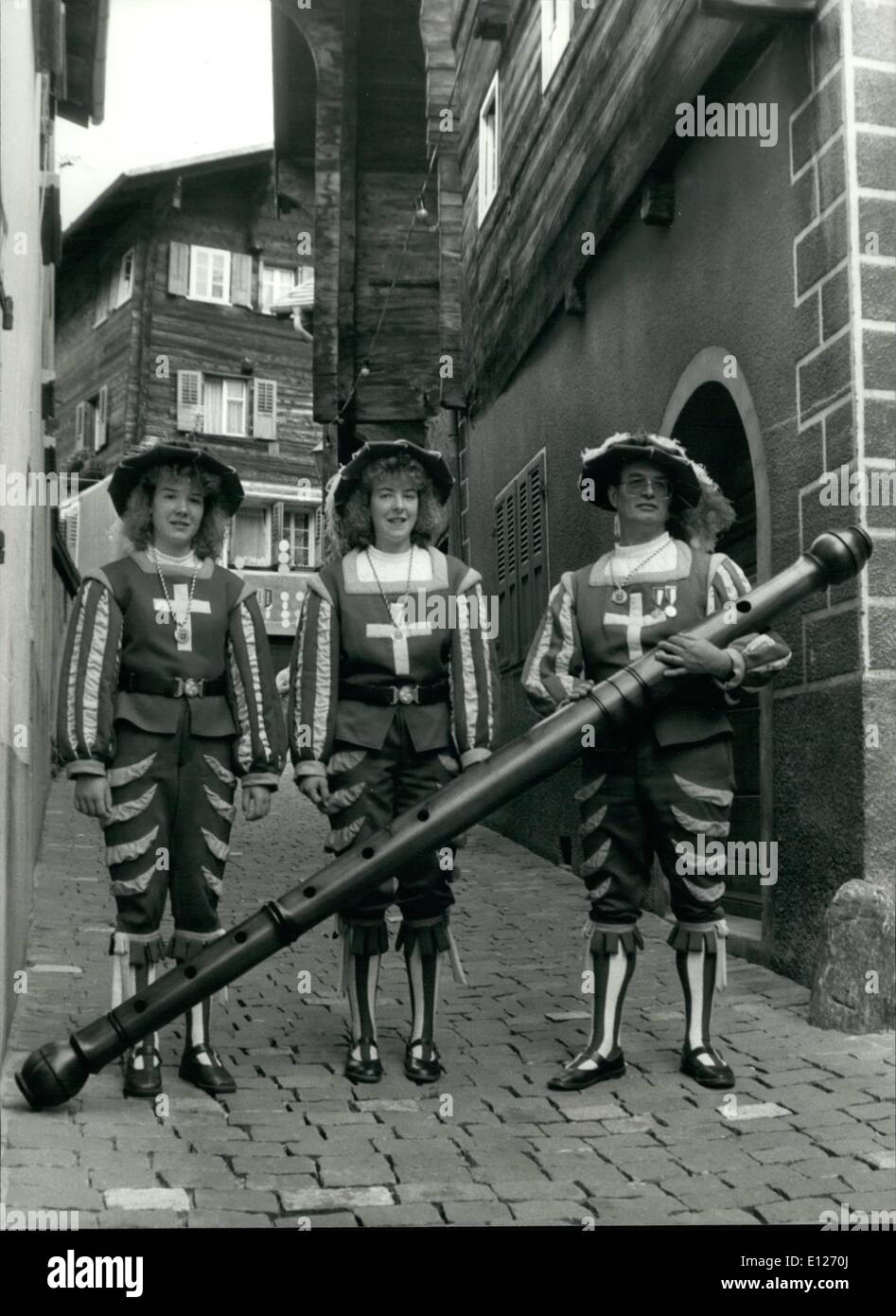 6. Juni 1990 - präsentieren die weltweit größte Flute drei Fife-Spieler stolz die weltweit größte spielbare Querflöte in Naters im Kanton Wallis (Schweiz). Das Instrument ist 2,67 Meter lang und hat ein Gewicht von 20 Kilogramm. Karl Wyssen (rechts) ist der Konstruktor des Rohres. Unser Bild entstand anlässlich der Schweizer Drummer und Piper Festival in Naters. Stockfoto