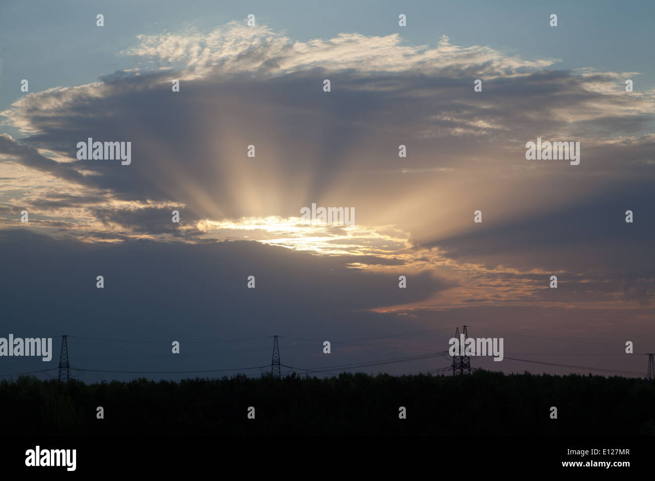 Die Strahlen der Sonne durch die Wolken bei Sonnenaufgang Stockfoto