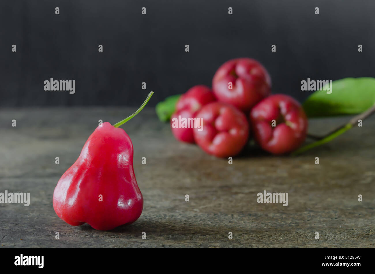 Stillleben mit Rosenapfel oder Chompu auf Holz Stockfoto