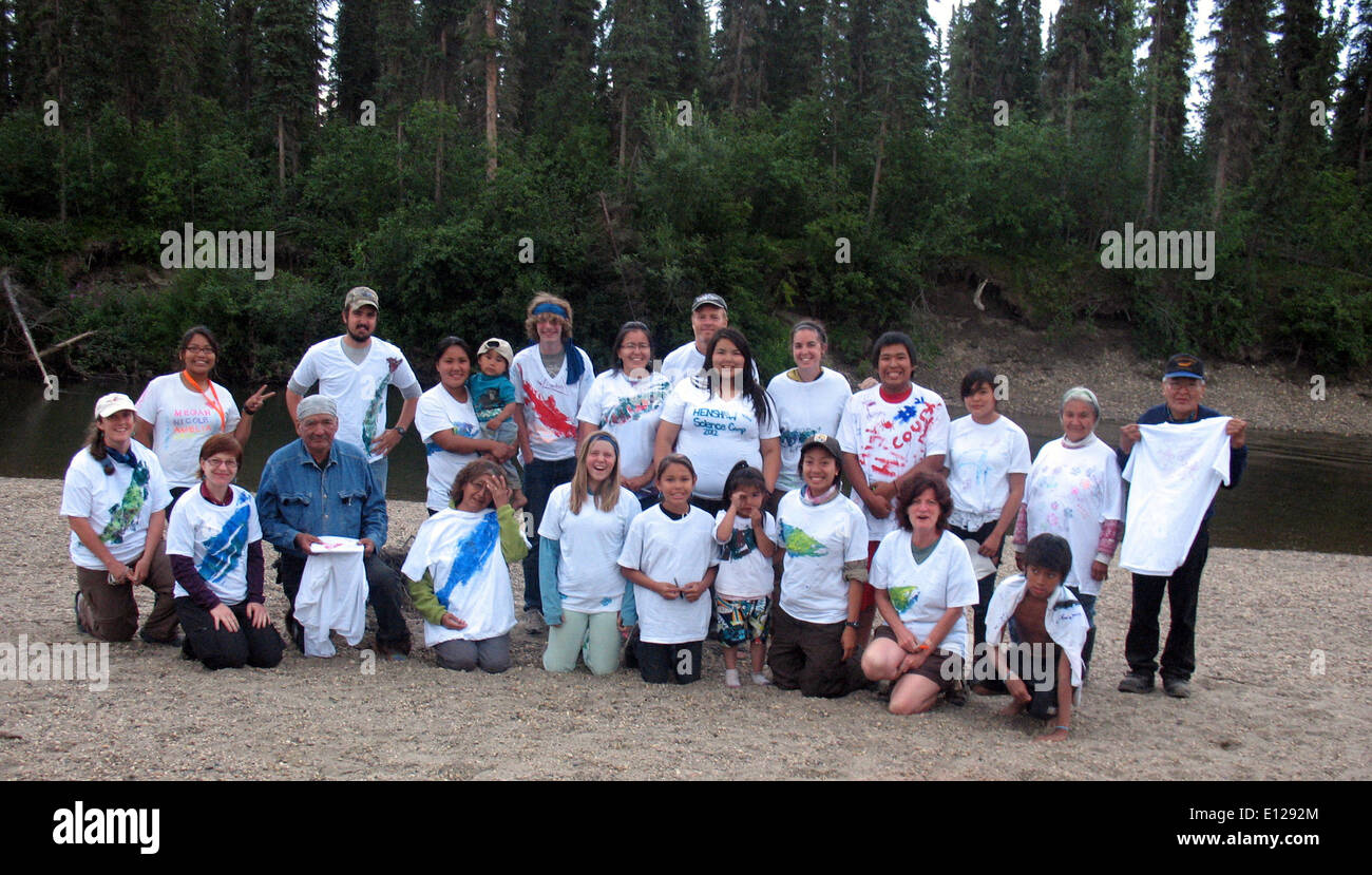 Im Henshaw Creek im Jahr 2012 zeigen die Teilnehmer stolz T-Shirts mit Fischmuster, die ihre Beteiligung an Umweltbewusstsein und Fischschutz symbolisieren. Diese Veranstaltung unterstrich die Bedeutung der Beteiligung der Gemeinschaft an den Bemühungen um den Schutz und die Erhaltung der wildlebenden Tiere. Stockfoto