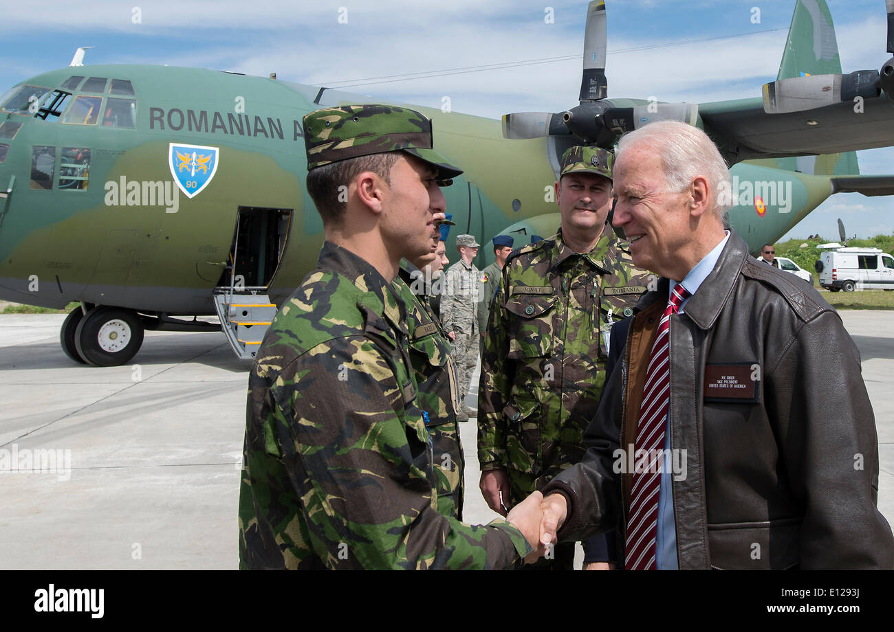 US-Vizepräsident Joe Biden erfüllt eine rumänische Dienst Mitglied 20. Mai 2014 in Bukarest, Rumänien. Biden ist in Rumänien, Verbündete des amerikanischen Engagements in der Region zu beruhigen. Stockfoto