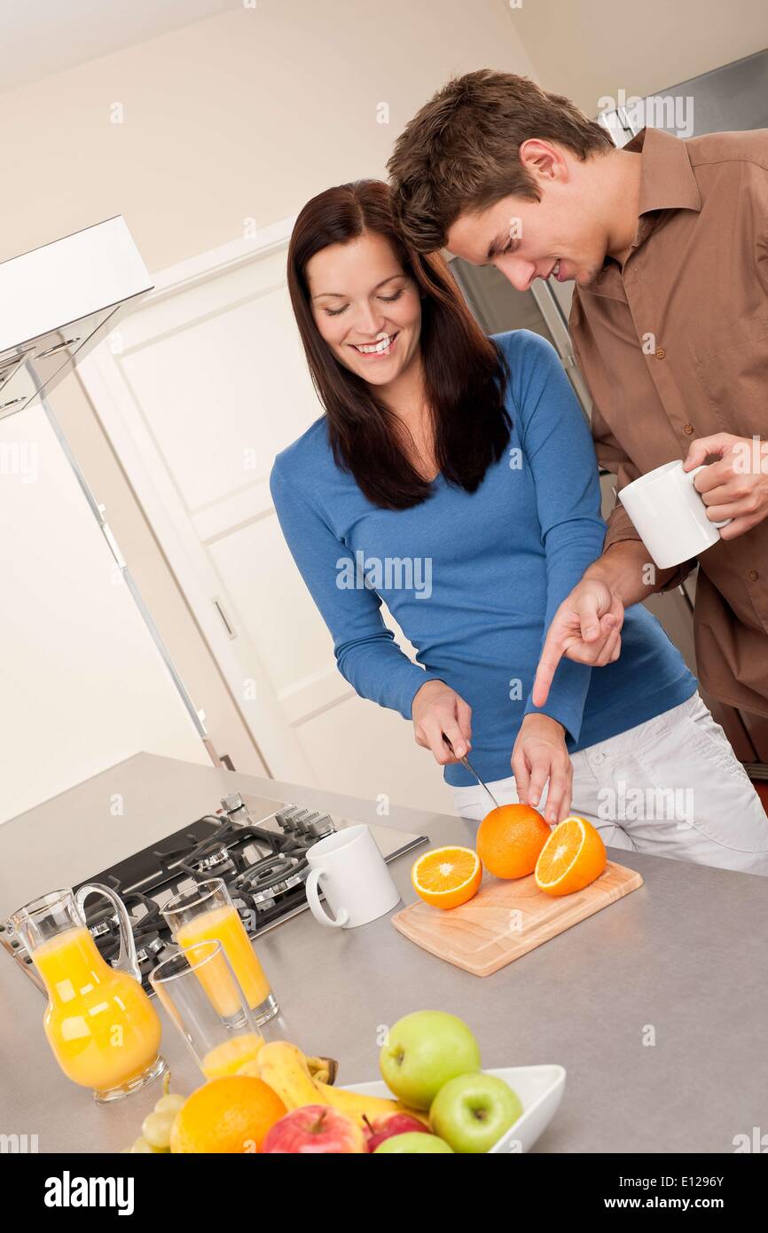 20. Oktober 2009 - 20. Oktober 2009 - glückliches Paar zusammen, Zubereitung von Speisen schneiden Orangen Ã'Â © CTK/ZUMAPR) Stockfoto
