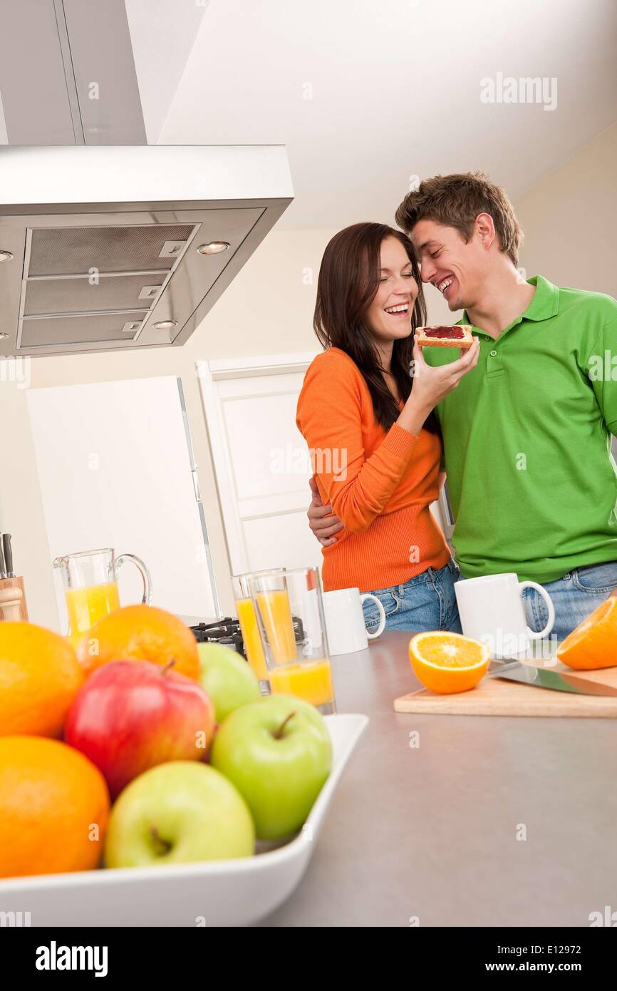 20. Oktober 2009 - 20. Oktober 2009 - junger Mann und Frau Essen toast zusammen in der Küche Ã'Â © CTK/ZUMAPR) Stockfoto