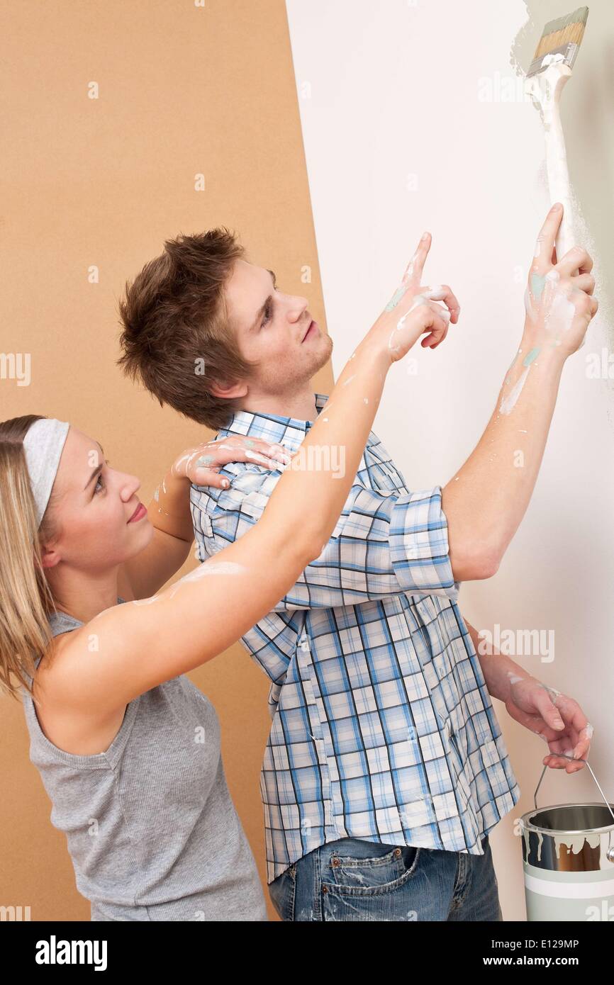 3. Dezember 2009 - 3. Dezember 2009 - Home Improvement: Mann Malerei Wand mit Pinsel Farbe halten kann: /ZUM Stockfoto