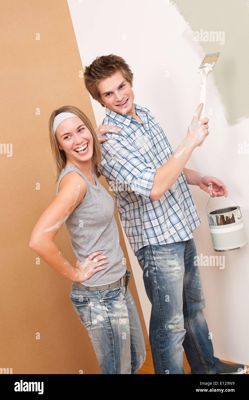 3. Dezember 2009 - 3. Dezember 2009 - Home Improvement: Mann Malerei Wand mit Pinsel Farbe halten kann: /ZUM Stockfoto