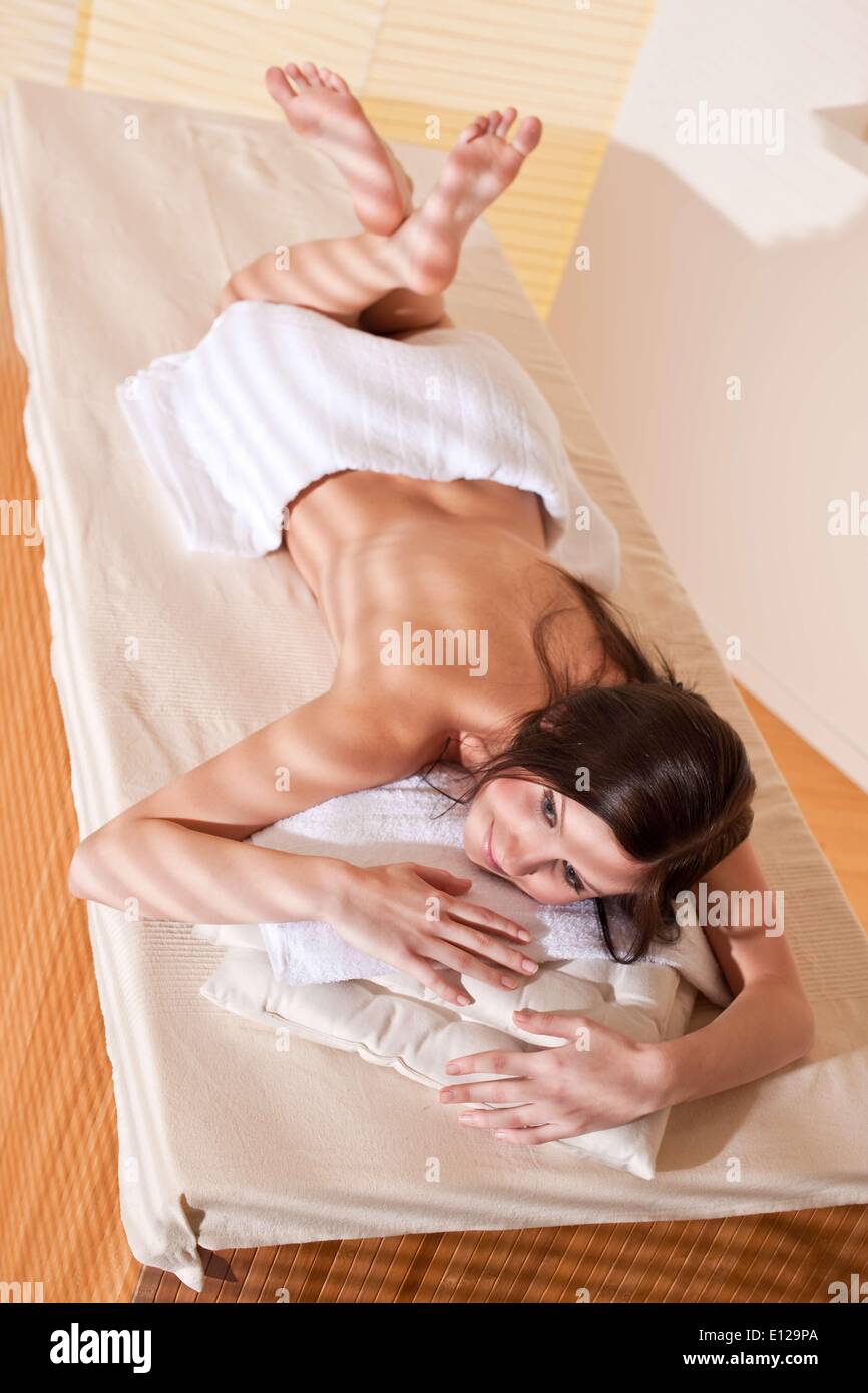 8. Februar 2010 - 8. Februar 2010 - Spa - junge Frau am Wellness-Therapie-Massage-Behandlung Ã'Â © CTK/ZUMAPR) Stockfoto
