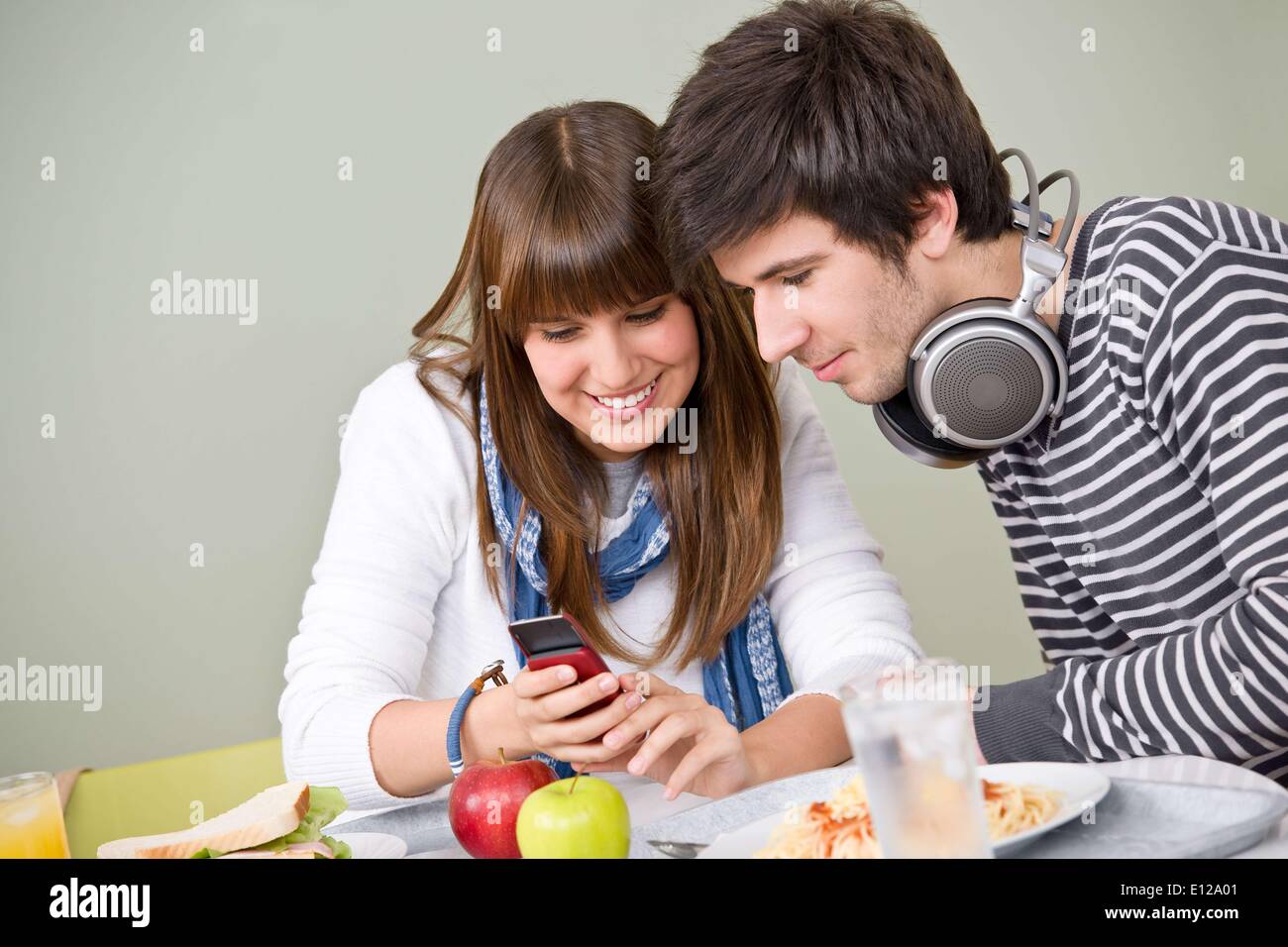 17. April 2010 - brechen 17. April 2010 - Mensa - Teenager-Paar mit Handy in der Mittagspause Stockfoto