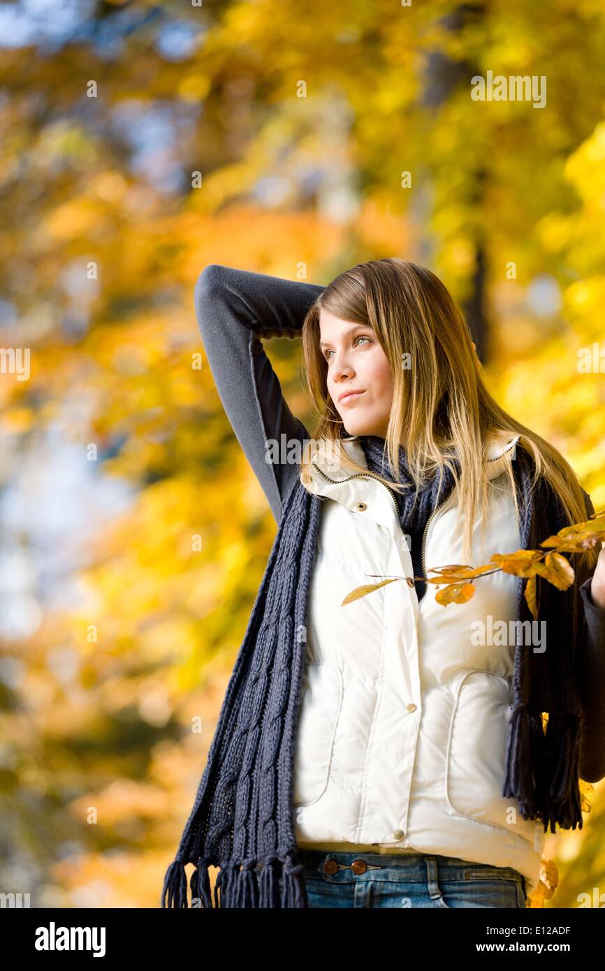 27. Oktober 2010 - 27. Oktober 2010 - Herbst-Park - Mode Modell Woman an sonnigen Tag Stockfoto