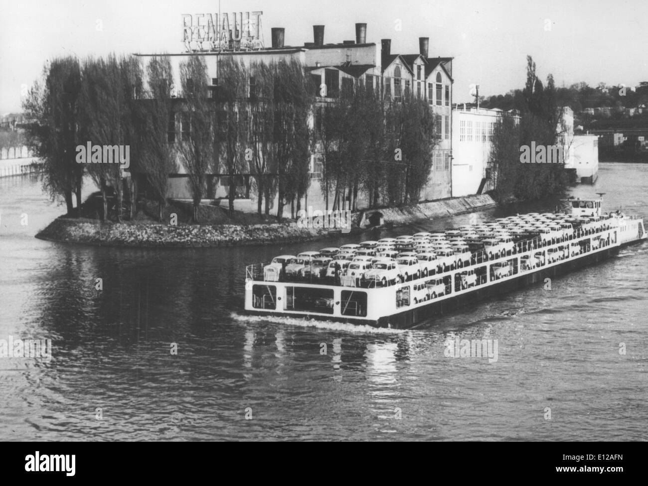 1. Juni 2009 - Detroit, Michigan, USA - General Motors beantragt Gläubigerschutz frühen Montag, 1. Juni 2009 nach jahrelanger Verluste und Markt sinkt durch einen dramatischen Sprung im Vertrieb in den letzten Monaten begrenzt Anteil. Am Ende reichte sogar $ 19,4 Milliarden in der Bundesrepublik Hilfe, die landesweit größten Autohersteller aus der Insolvenz zu halten. Die Regierung wird eine weitere $ 30 Milliarden Gießen in GM, Betrieb bei der Reorganisation zu finanzieren. Bild: c.1965 Renault Autos, 500 pro Tag, schweben Fluss seine, Paris, auf Auto Wagen (Credit Bild: KEYSTONE Bilder USA/ZUMAPRESS.com) Stockfoto