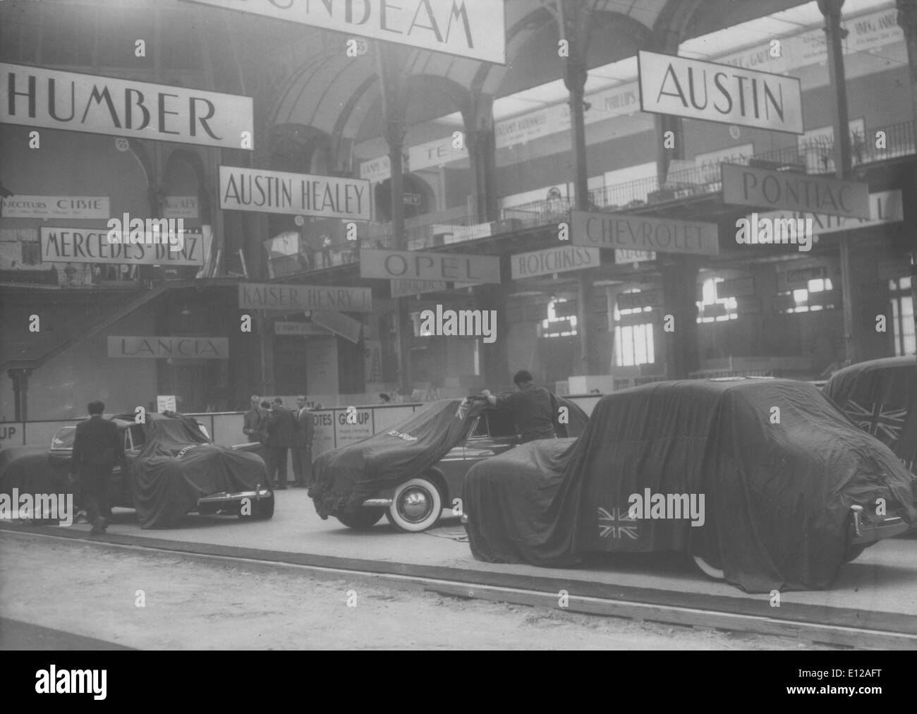 1. Juni 2009 - Detroit, Michigan, USA - General Motors beantragt Gläubigerschutz frühen Montag, 1. Juni 2009 nach jahrelanger Verluste und Markt sinkt durch einen dramatischen Sprung im Vertrieb in den letzten Monaten begrenzt Anteil. Am Ende reichte sogar $ 19,4 Milliarden in der Bundesrepublik Hilfe, die landesweit größten Autohersteller aus der Insolvenz zu halten. Die Regierung wird eine weitere $ 30 Milliarden Gießen in GM, Betrieb bei der Reorganisation zu finanzieren. Bild: c. spät fünfziger Jahre vor Auto Messe in Paris Stockfoto